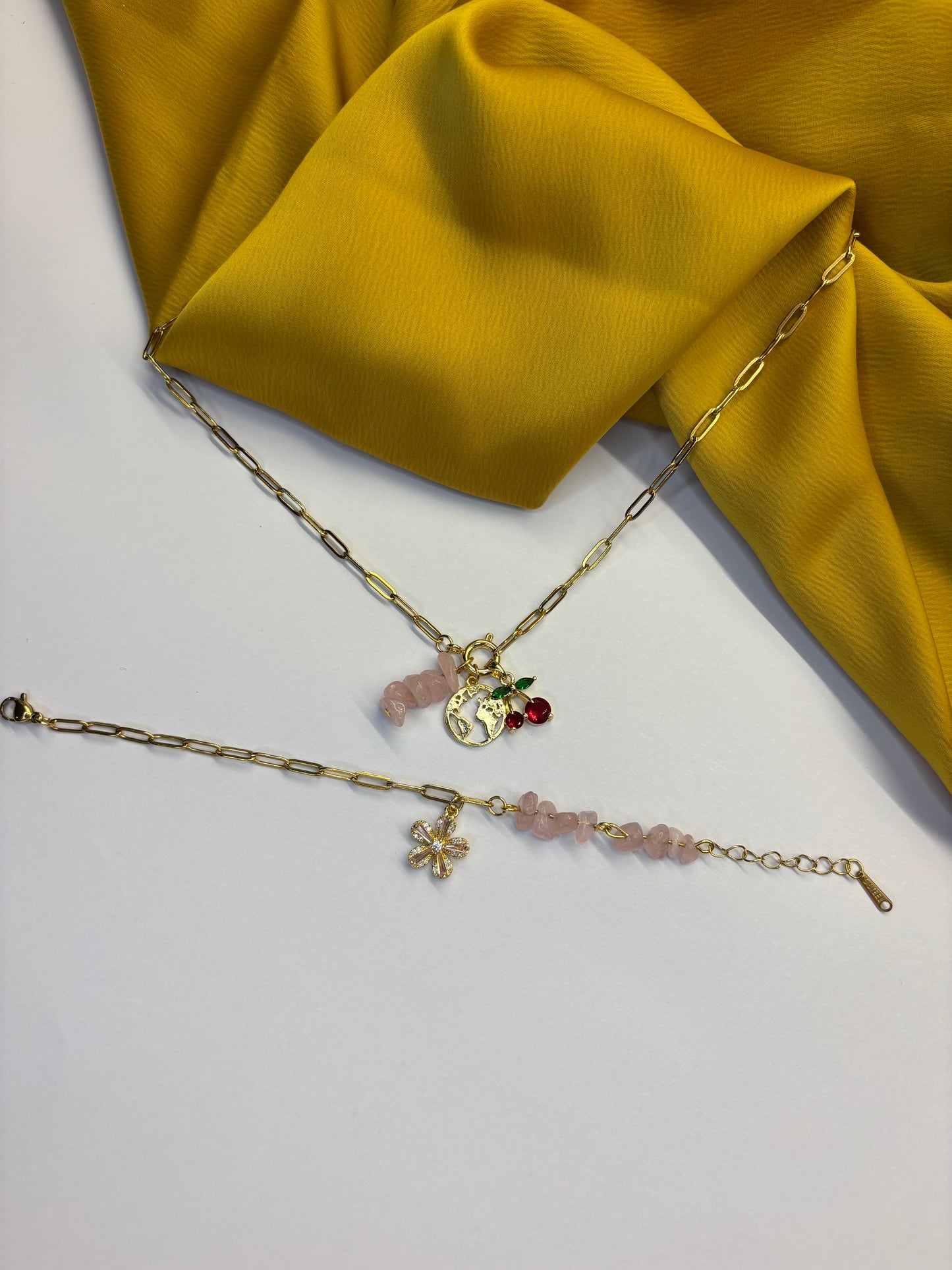 Pembe Kuvarslı Charm Kolye