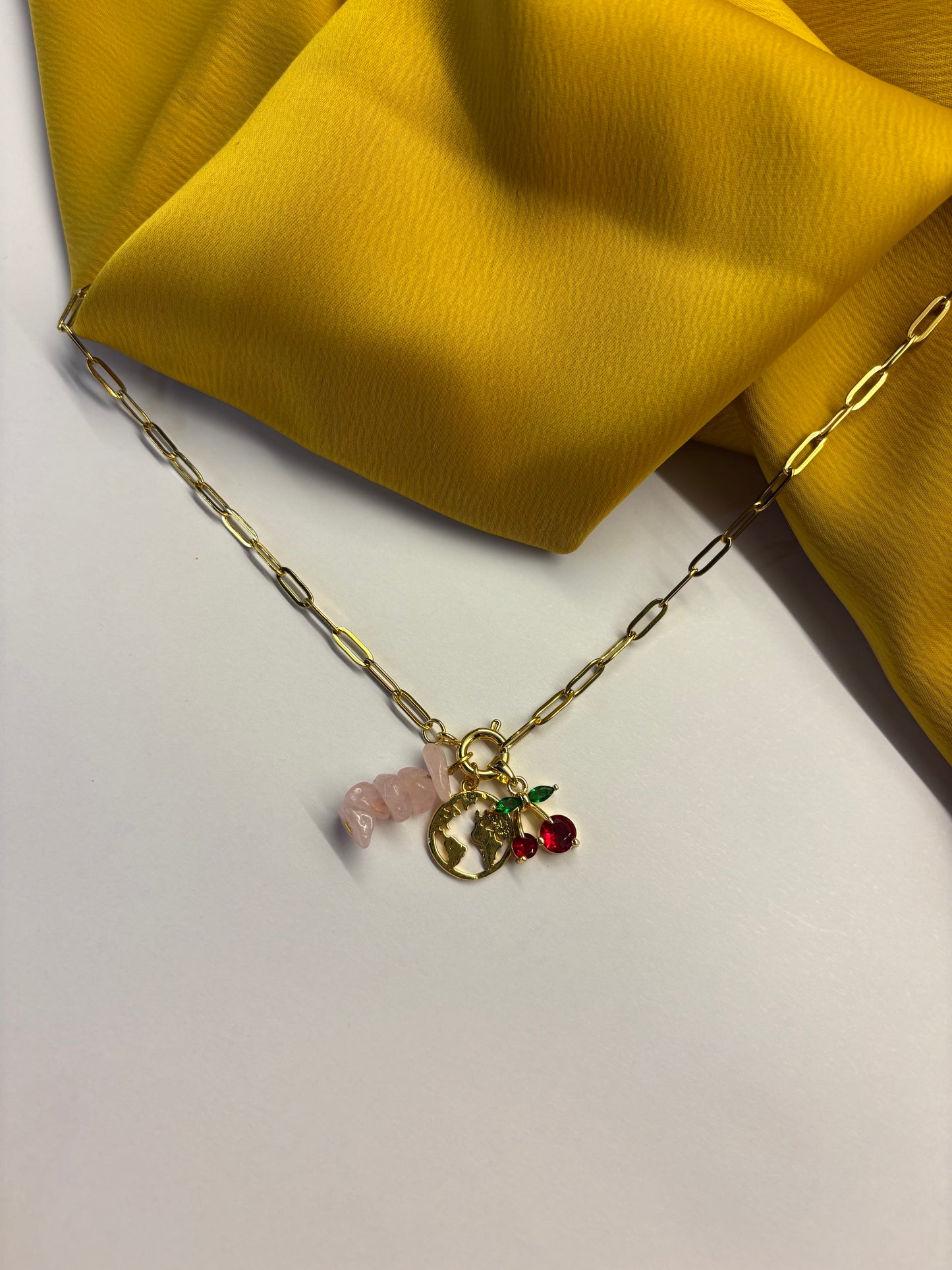 Pembe Kuvarslı Charm Kolye